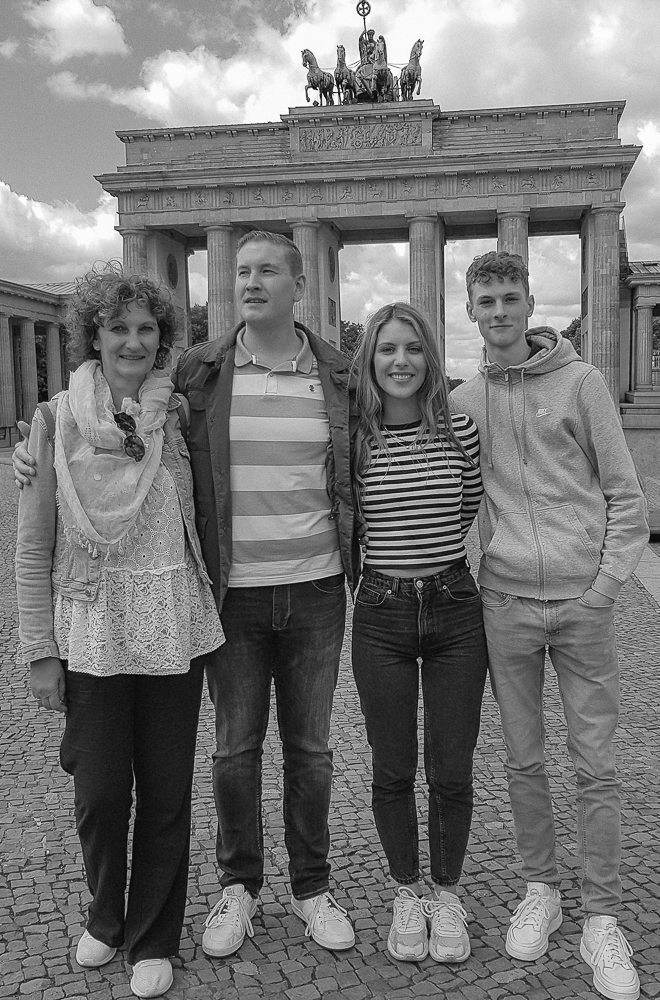 Mutter mit drei erwachsenen Kindern bei Shooting fotografiert
